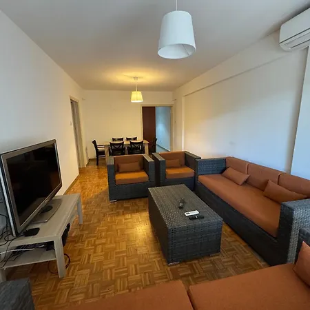 River Court, Flat 8 公寓 *